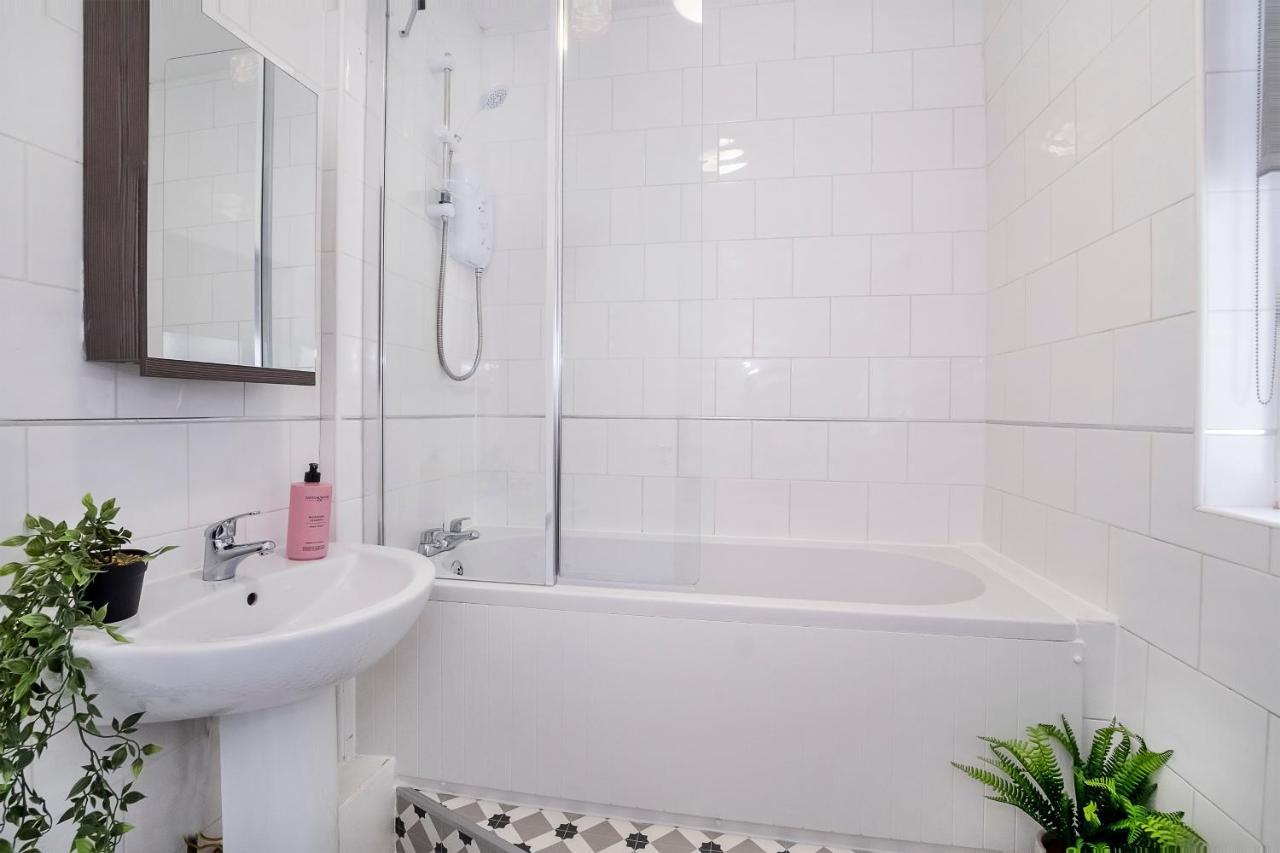 Stylish Hot Tub House With Free Parking! York Exterior foto